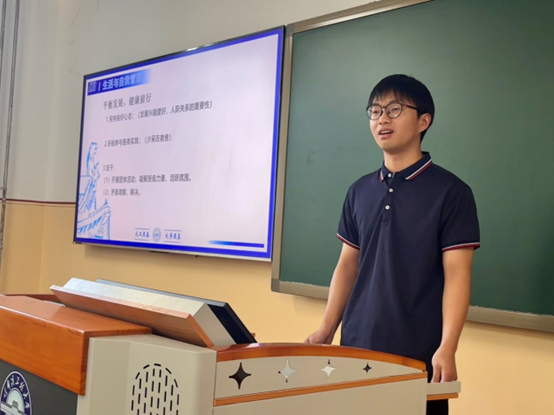 许多人在桌子上 中度可信度描述已自动生成